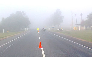 Niebla matinal frente a la escuela