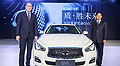 Daniel Kirchert(izq.) y Xin Lei, presidente y vicepresidente de Dongfeng Motor Infiniti, con el primer Infiniti Q50L producido en China
