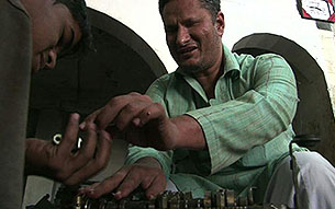 Asif Patel, el mecánico ciego