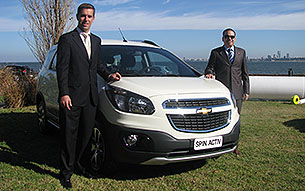Pablo Ramos y José María Blanco con la nueva Chevrolet Spin Activ