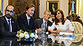 La presidenta argentina Cristina Fernández de Kirchner y ejecutivos de la Alianza Nissan-Renault